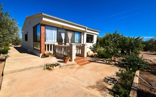 Country house with electricity and water (282)
