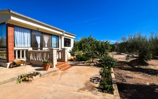 Country house with electricity and water (282)