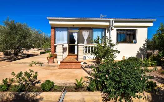 Country house with electricity and water (282)