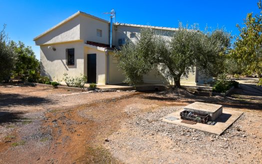 Country house with electricity and water (282)