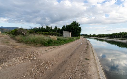 Garden with water and electricity that borders the river (293)