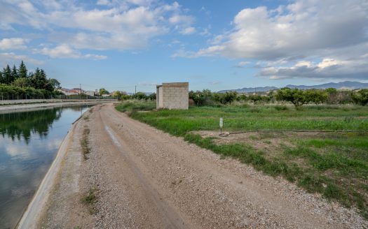 Garden with water and electricity that borders the river (293)