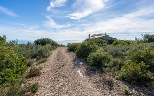 One step away from the sea (299)