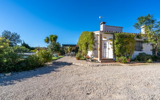 A villa and country house for sale in Campredó (301)