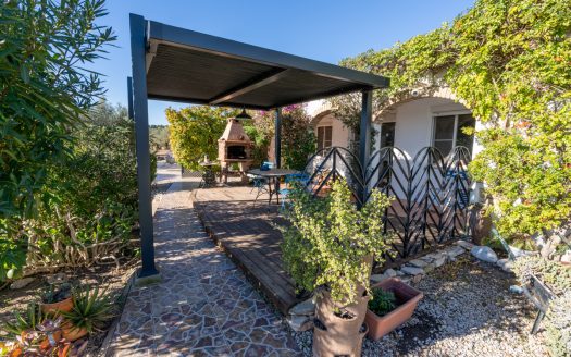 A villa and country house for sale in Campredó (301)