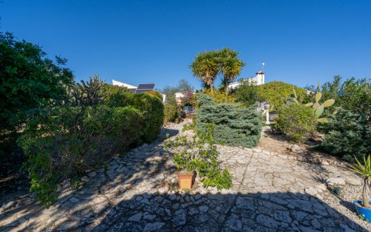 A villa and country house for sale in Campredó (301)