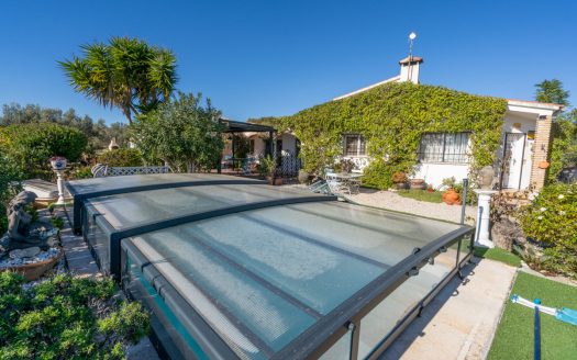 A villa and country house for sale in Campredó (301)