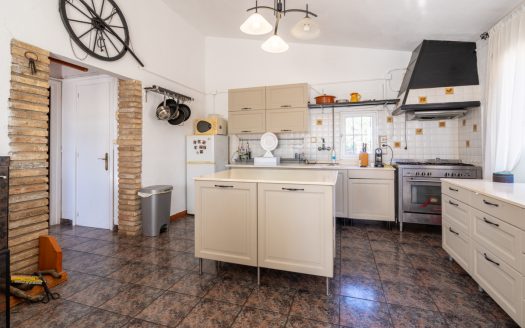 A villa and country house for sale in Campredó (301)