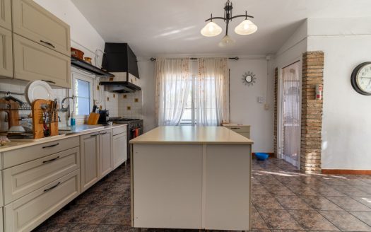 A villa and country house for sale in Campredó (301)
