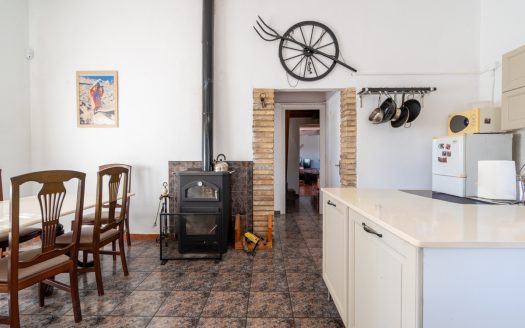 A villa and country house for sale in Campredó (301)