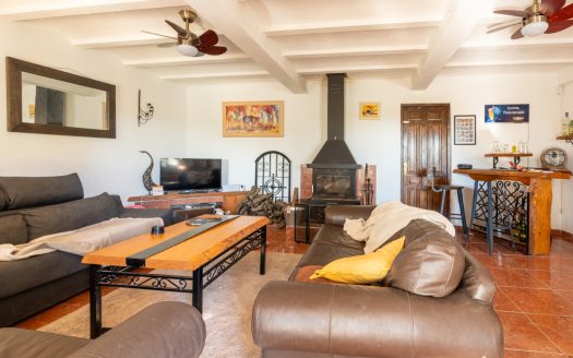 A villa and country house for sale in Campredó (301)