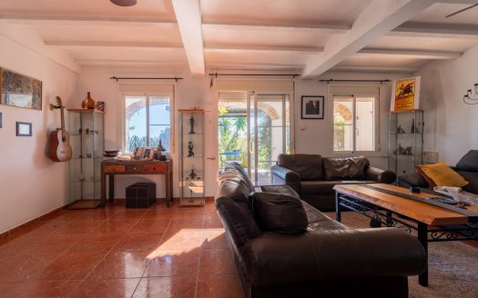 A villa and country house for sale in Campredó (301)