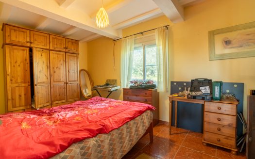 A villa and country house for sale in Campredó (301)