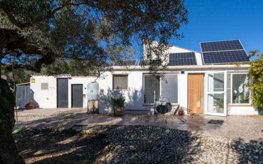 A villa and country house for sale in Campredó (301)