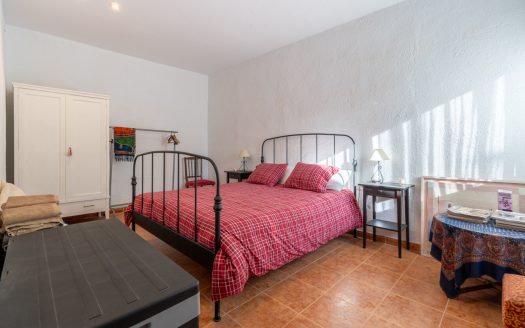 Spacious olive estate with two large homes (302)