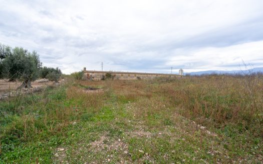 Rustic property with abandoned warehouses (304)