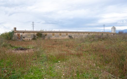 Rustic property with abandoned warehouses (304)
