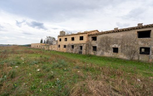 Rustic property with abandoned warehouses (304)