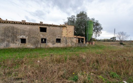 Rustic property with abandoned warehouses (304)