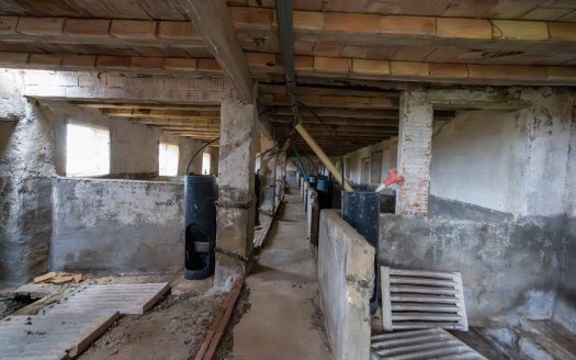 Rustic property with abandoned warehouses (304)