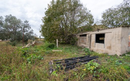 Rustic property with abandoned warehouses (304)