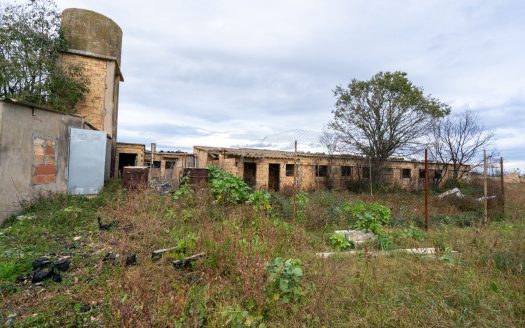 Rustic property with abandoned warehouses (304)