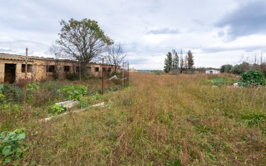 Rustic property with abandoned warehouses (304)