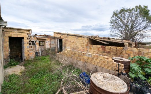 Rustic property with abandoned warehouses (304)