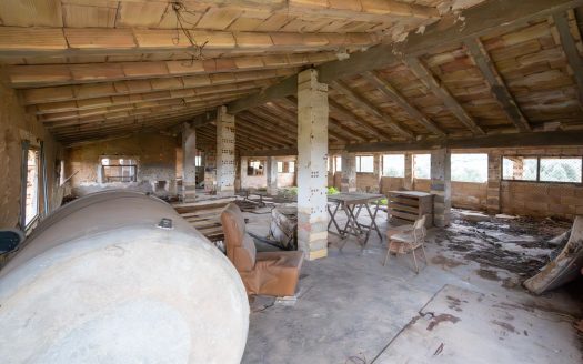 Rustic property with abandoned warehouses (304)