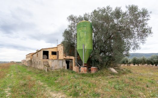 Rustic property with abandoned warehouses (304)