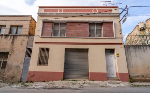 Large centrally located house with storage space (337)