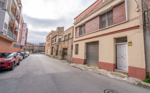 Large centrally located house with storage space (337)
