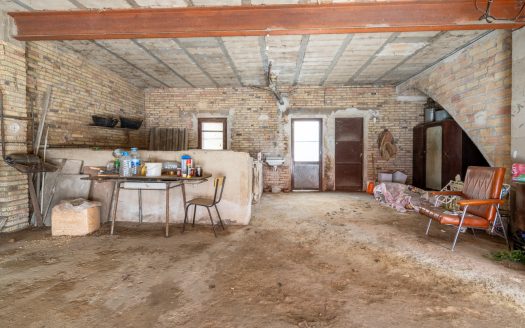 Large centrally located house with storage space (337)