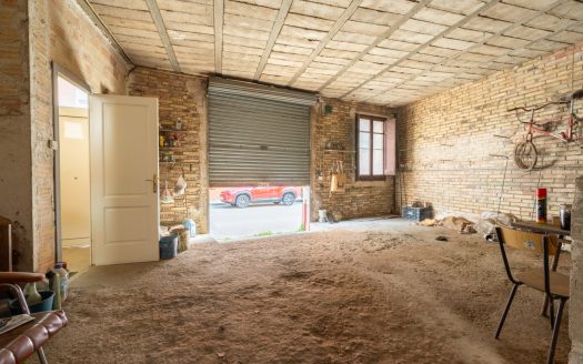 Large centrally located house with storage space (337)