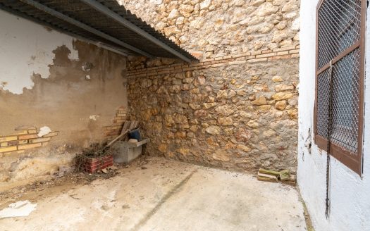 Large centrally located house with storage space (337)