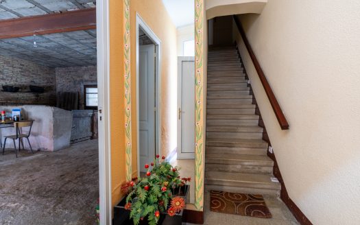 Large centrally located house with storage space (337)