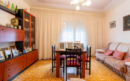 Large centrally located house with storage space (337)