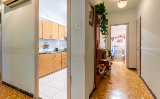 Large centrally located house with storage space (337)