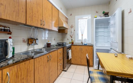 Large centrally located house with storage space (337)