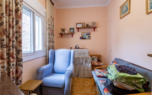 Large centrally located house with storage space (337)
