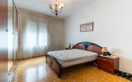 Large centrally located house with storage space (337)