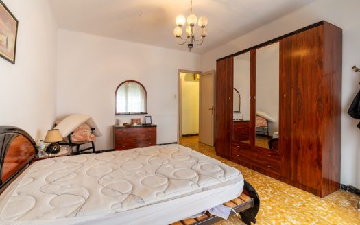 Large centrally located house with storage space (337)