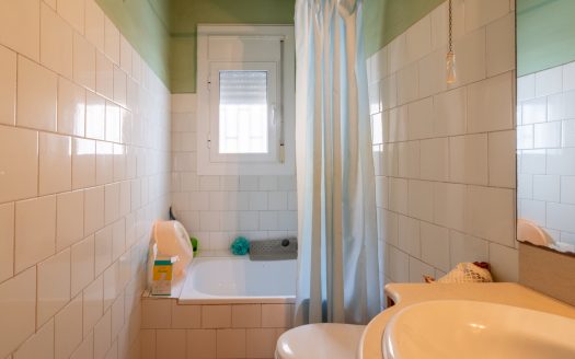 Large centrally located house with storage space (337)