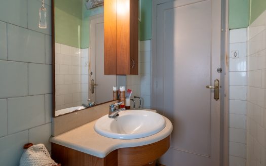 Large centrally located house with storage space (337)