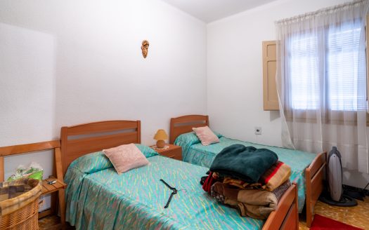 Large centrally located house with storage space (337)