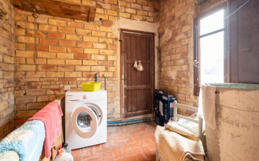 Large centrally located house with storage space (337)