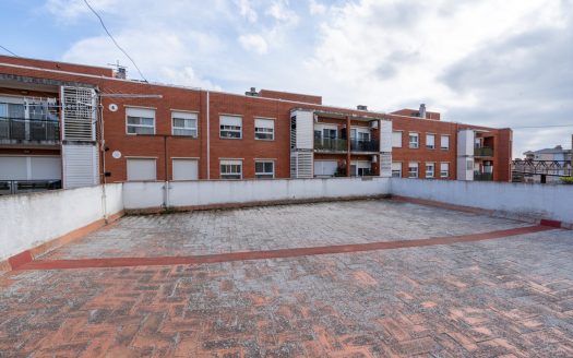 Large centrally located house with storage space (337)
