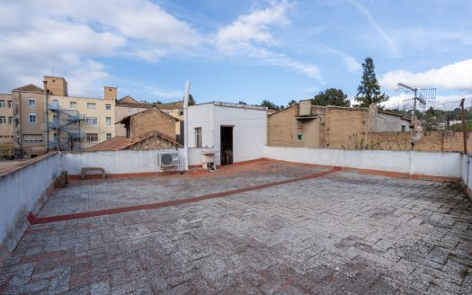 Large centrally located house with storage space (337)
