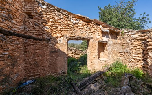 Nice piece of land with a ruin (341)