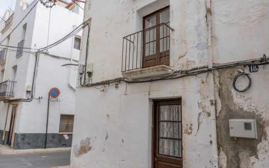 Casa de poble per a reformar a La Senia (354)